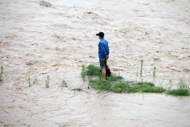 陕西渭河突然泄洪垂钓男子被冲走身亡