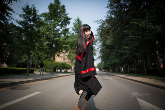 人大主页刊登单人美女毕业生照片