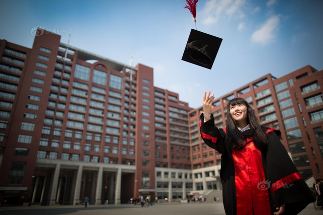 人大主页刊登单人美女毕业生照片