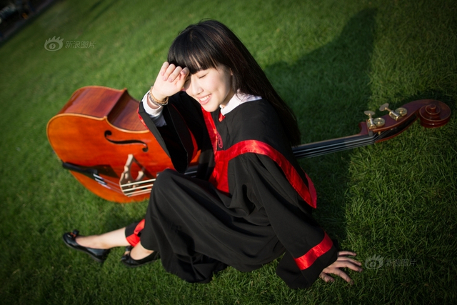 人大主页刊登单人美女毕业生照片