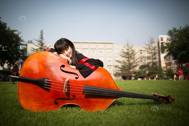 人大主页刊登单人美女毕业生照片