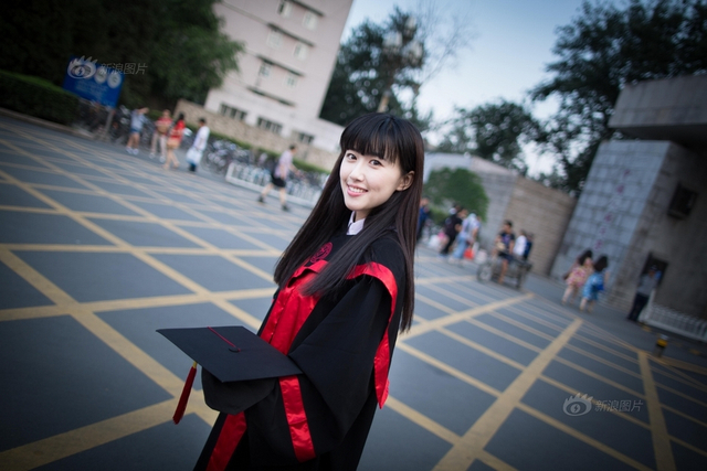 人大主页刊登单人美女毕业生照片