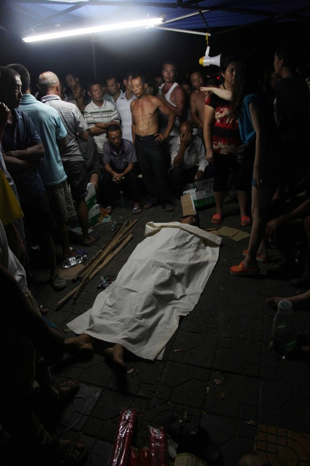 村里的老人自发守卫尸体