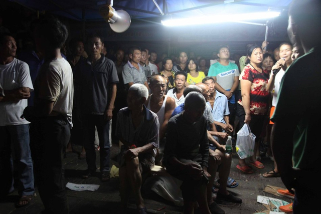 村里老人自发守卫尸体