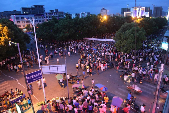 事发现场 围满民众