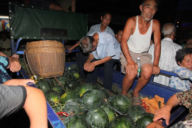 死者邓正加的摩托车和亲手种植的西瓜