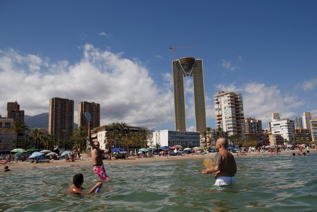 西班牙建47层居民楼竟忘设计电梯