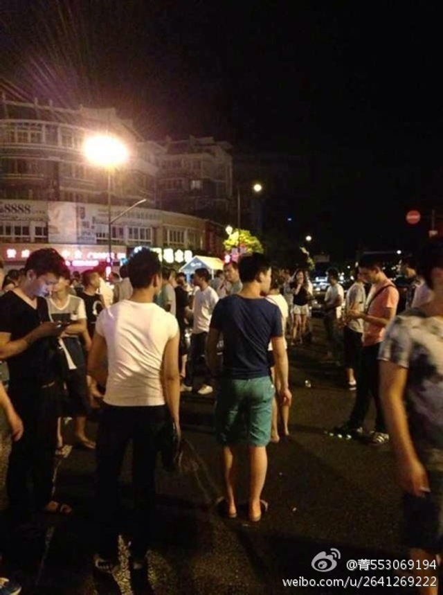 杭州街道办官员撞车后与人争执引百人围观