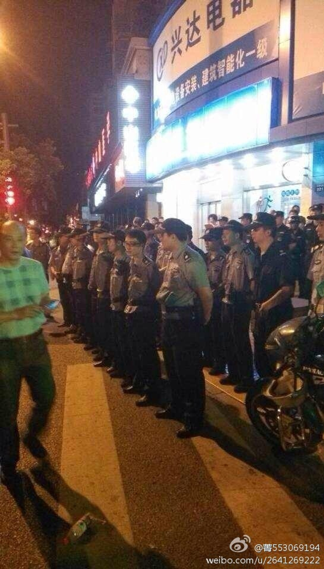 杭州街道办官员撞车后与人争执引百人围观