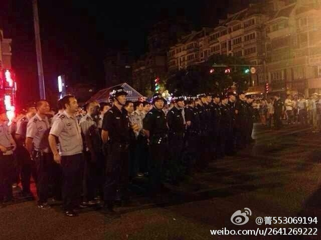 杭州街道办官员撞车后与人争执引百人围观
