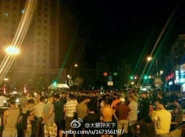 杭州街道办官员撞车后与人争执引百人围观