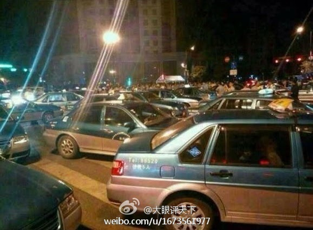 杭州街道办官员撞车后与人争执引百人围观