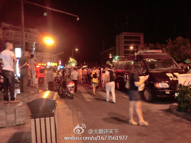 杭州街道办官员撞车后与人争执引百人围观
