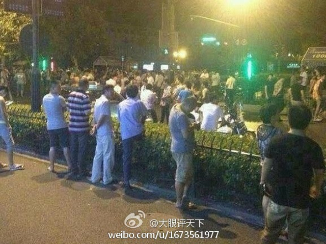 杭州街道办官员撞车后与人争执引百人围观