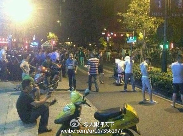 杭州街道办官员撞车后与人争执引百人围观