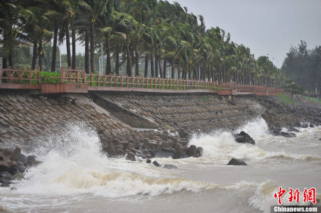 “尤特”影响海南 海口西秀海滩掀大浪 