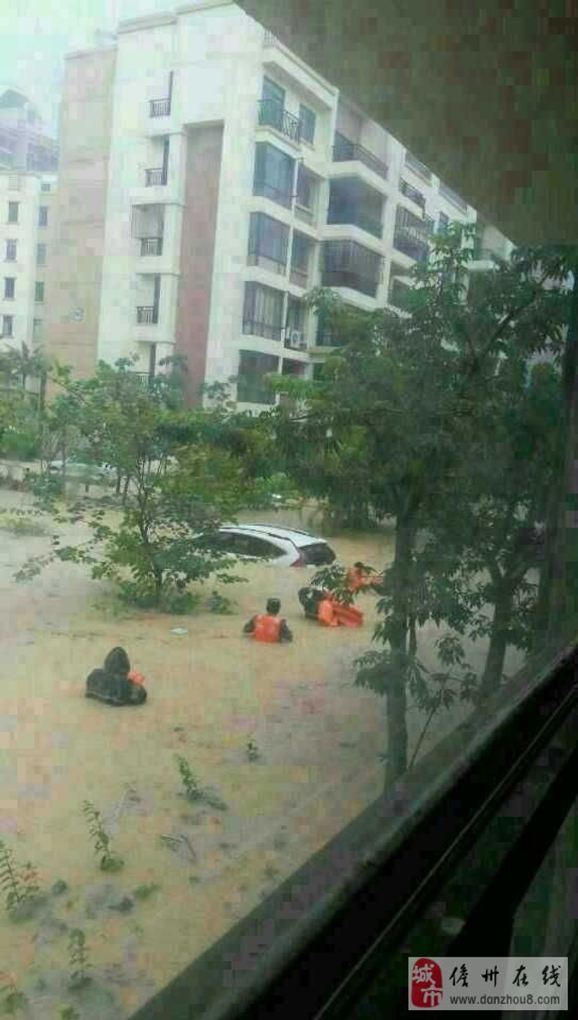 海南儋州大暴雨 一小区出现严重积水