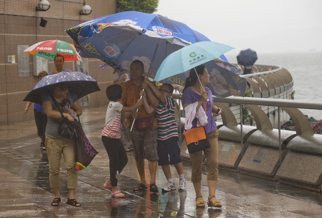 强台风“尤特”逼近 香港发八号风球