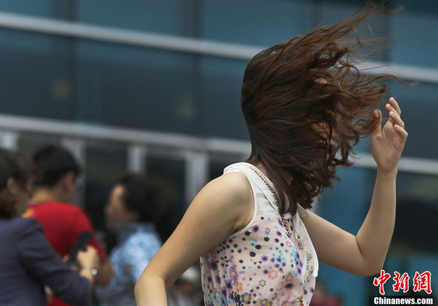 强台风“尤特”袭击香港 行人风中举步维艰