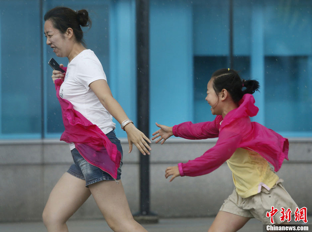 强台风“尤特”袭击香港 行人风中举步维艰