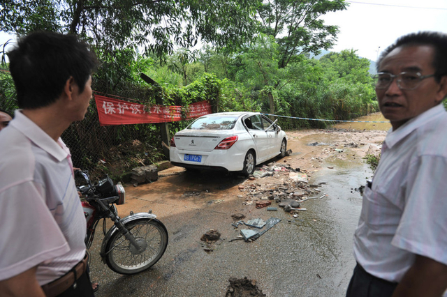 深圳暴雨积水严重 女司机车内被淹身亡