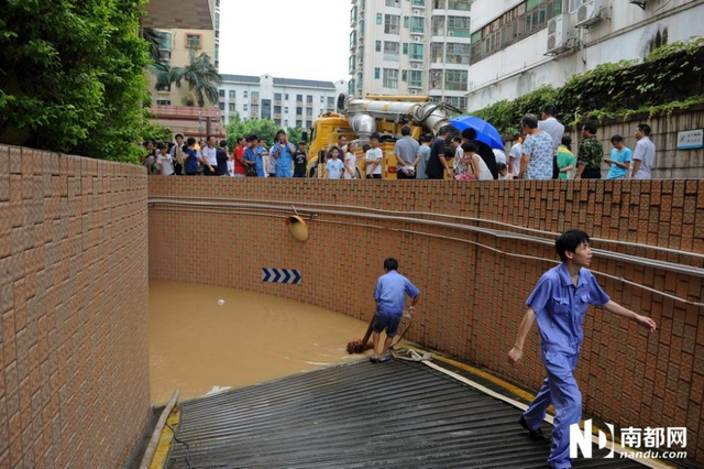 暴雨引发深圳多处浸水