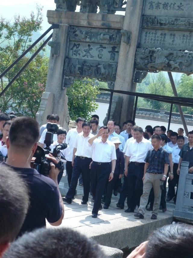 胡锦涛与夫人回安徽绩溪老家祭祖