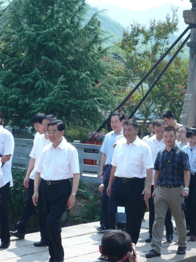 胡锦涛与夫人回安徽绩溪老家祭祖