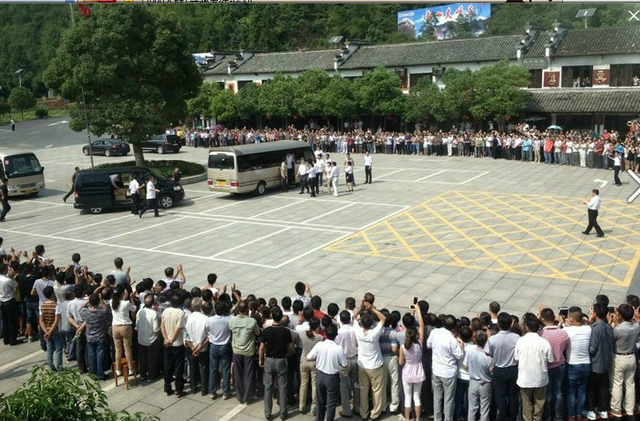 胡锦涛与夫人回安徽绩溪老家祭祖