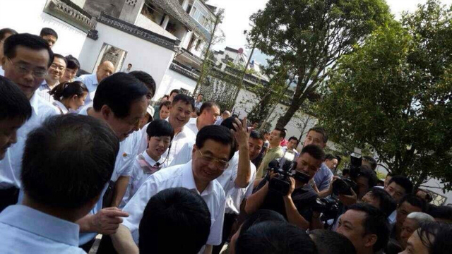 胡锦涛与夫人回安徽绩溪老家祭祖