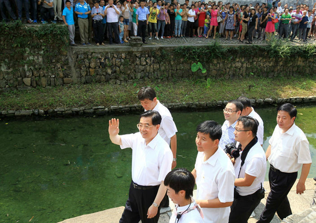 胡锦涛与夫人回安徽绩溪老家祭祖
