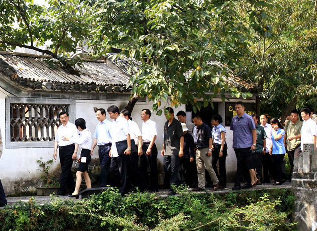胡锦涛与夫人回安徽绩溪老家祭祖