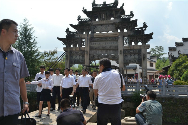 媒胡锦涛与夫人回安徽绩溪老家祭祖