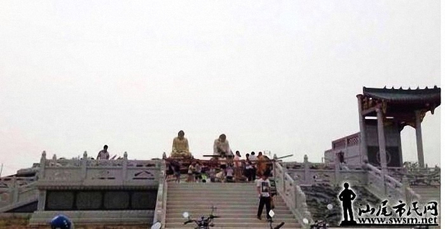 汕尾大佛被台风“天兔”吹“低头”