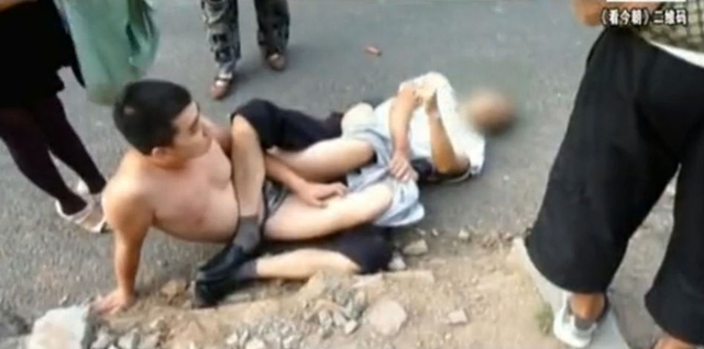 高校教师开车鸣笛被老汉当街扒光衣裤