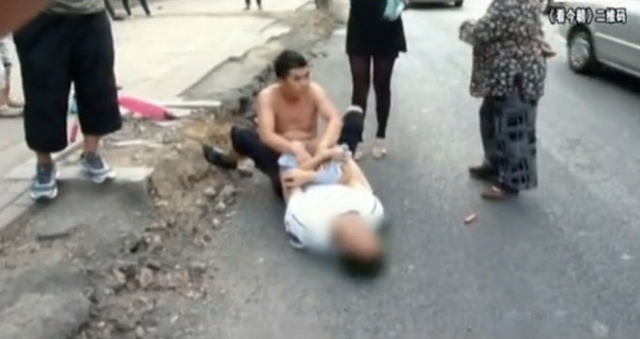 高校教师开车鸣笛被老汉当街扒光衣裤