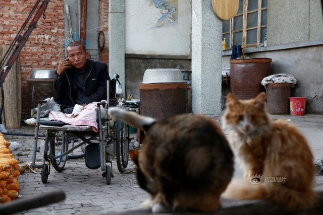 河北男子因无钱手术自己在家中锯腿