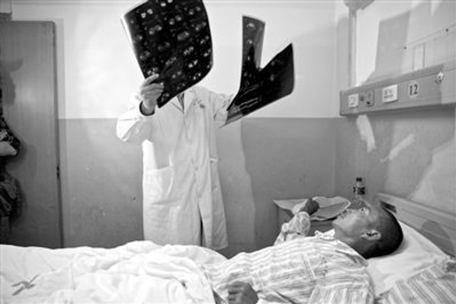 河北自锯病腿男子入院免费治疗