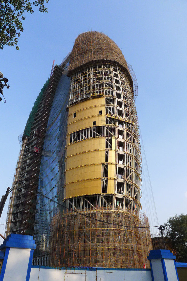 人民日报新大楼披土豪金