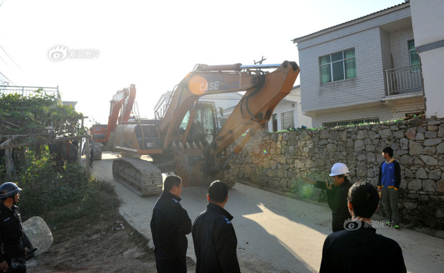 贵阳出动2500人拆除违章建筑