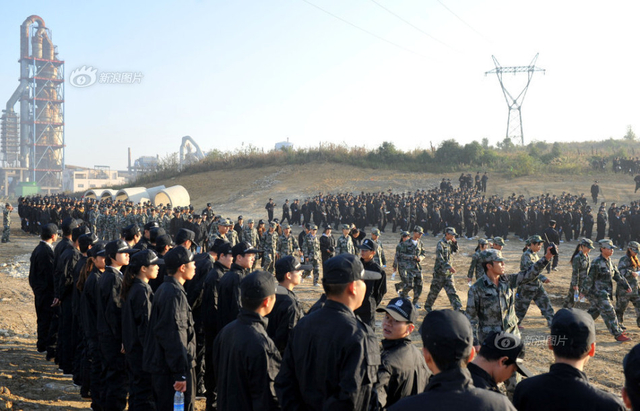 贵阳出动2500人拆除违章建筑
