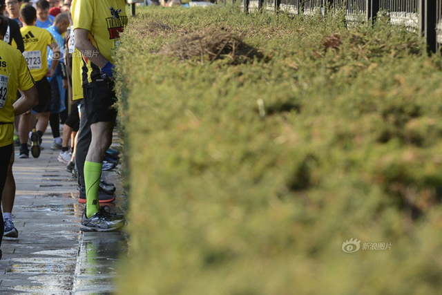 北京马拉松选手如厕难 赛道旁就地解决