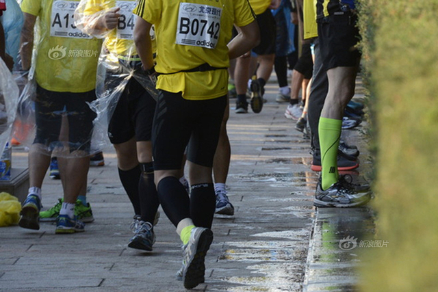 北京马拉松选手如厕难 赛道旁就地解决