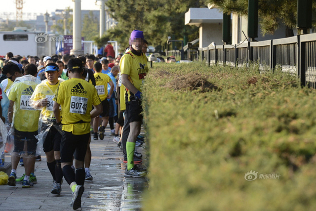 马拉松选手赛道旁如厕