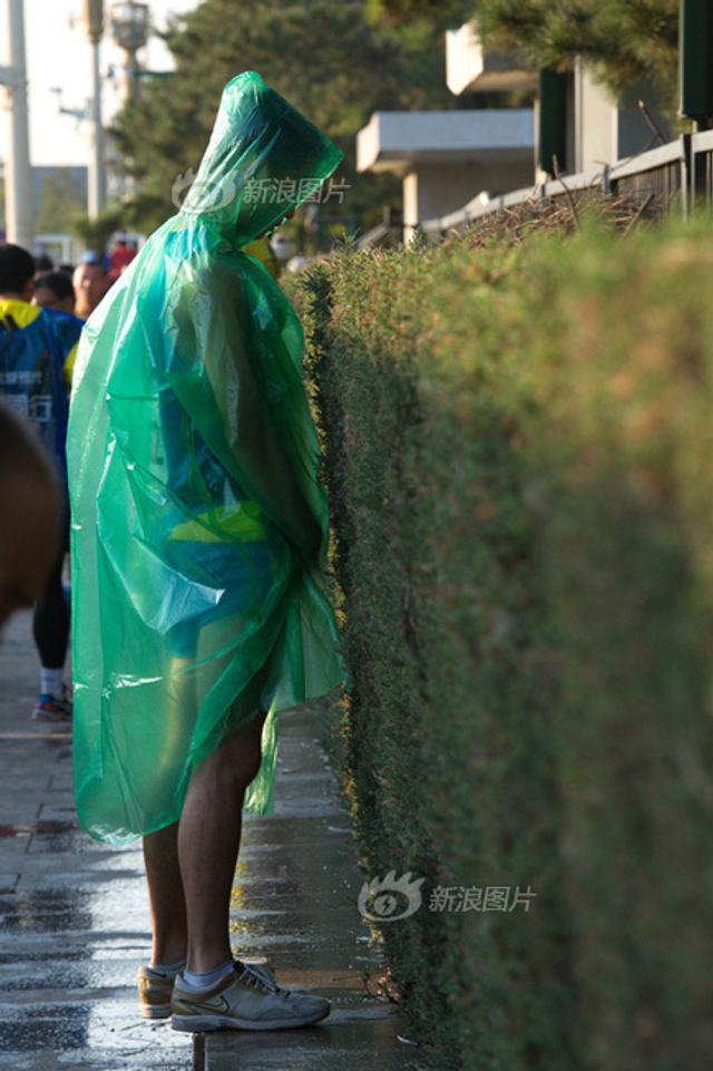 北京马拉松选手如厕难 赛道旁就地解决