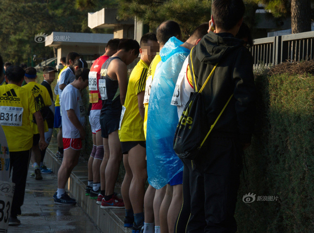 北京马拉松选手如厕难 赛道旁就地解决