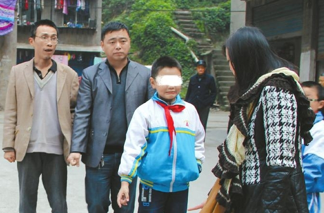 四川老人摔倒指认“雷锋”被处行拘