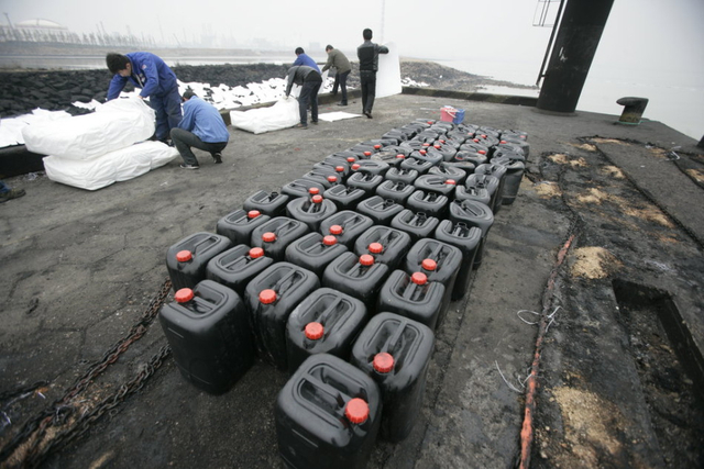 中石化输油管道爆炸致胶州湾海面被原油污染