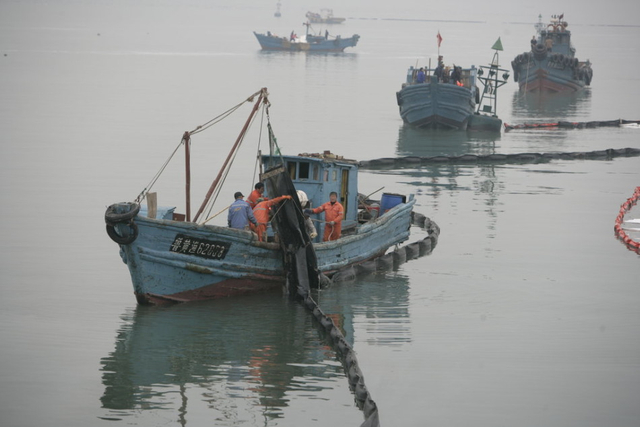 中石化输油管道爆炸致胶州湾海面被原油污染