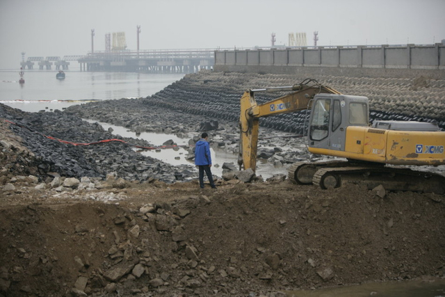 中石化输油管道爆炸致胶州湾海面被原油污染